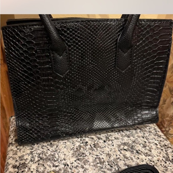 Elegant Black Snake-Embossed Handbag - Picture 6 of 10